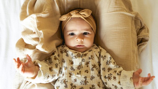 La grenouillère bébé pour fille : un pyjama de qualité pour le confort de votre petit ange